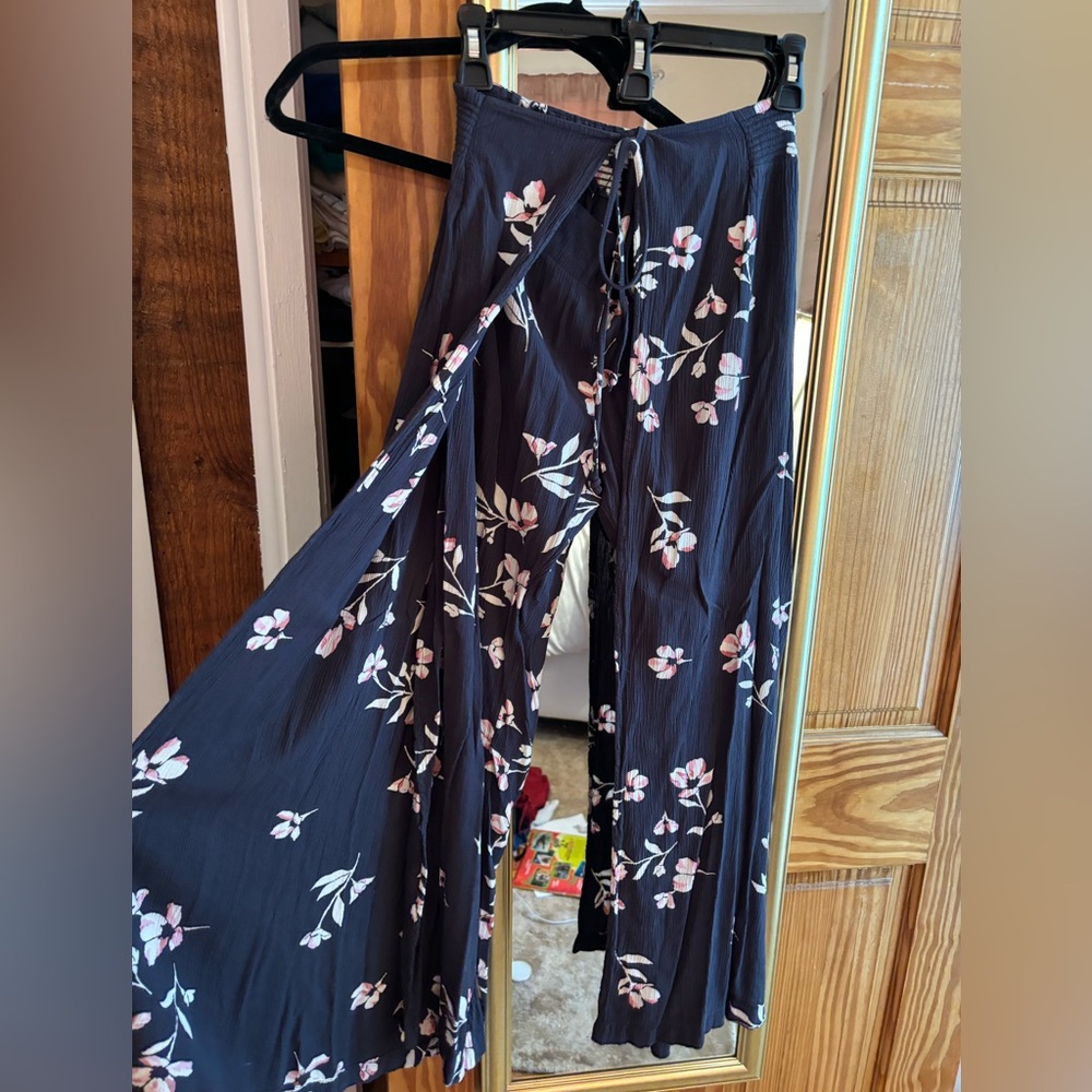 Billabong floral surf pants with overlay sz M